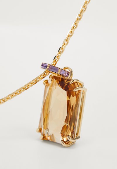 Collier en chaîne en or avec un grand pendentif en ambre rectangulaire, accentué par de petites pierres rectangulaires violettes sur la bélière.