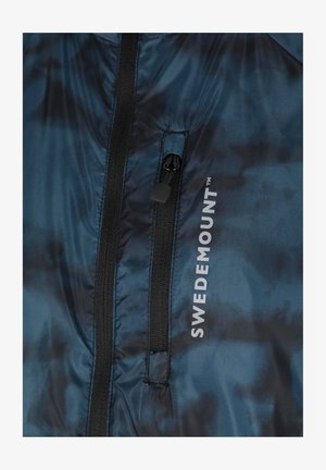 Blauwe en zwarte gewatteerde jas met een patroon, voorzien van een rits aan de voorkant, stof met een lichte glans, en een opvallend "SWEDMOUNT" logo aan de zijkant.