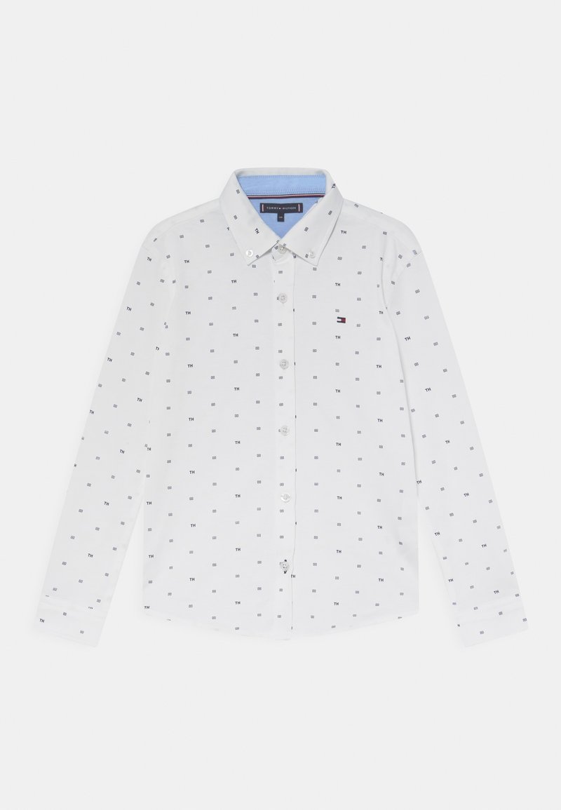 Biała koszula z długim rękawem wykonana z bawełny, z jasnoniebieskim kołnierzykiem i wzorem małych granatowych kwadratów z inicjałami "TH".