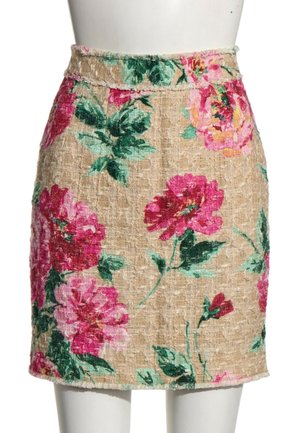 Falda beige texturizada con gran estampado floral en tonos rosa y rojo y hojas verdes, usada en un maniquí blanco.