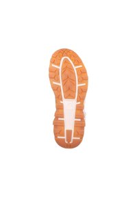 Schuhsohle mit robustem Design, orangefarbenem Gummi-Material, tiefen Profilen für Traktion und einer weißen Zwischensohle, die die Struktur des Schuhs detailliert.