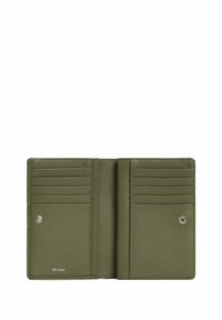 Portafoglio in pelle verde oliva con finitura testurizzata, dotato di più scomparti per carte, chiusura a scatto e dettaglio del logo impresso.