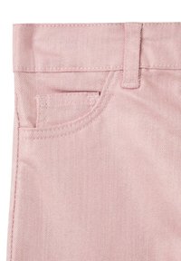 Jasnoróżowa tkanina dżinsowa o skośnym splocie; posiada przednią kieszeń, szlufki na pasek i przeszycia. Gładka tekstura z delikatnym połyskiem.