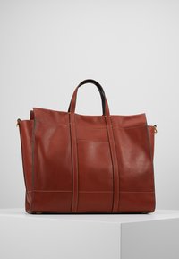 Braune Leder-Totebag mit zwei Griffen oben, minimalistischen Nahtdetails und einer strukturierten Form. Verfügt über ein geräumiges Inneres und eine Seitentasche.