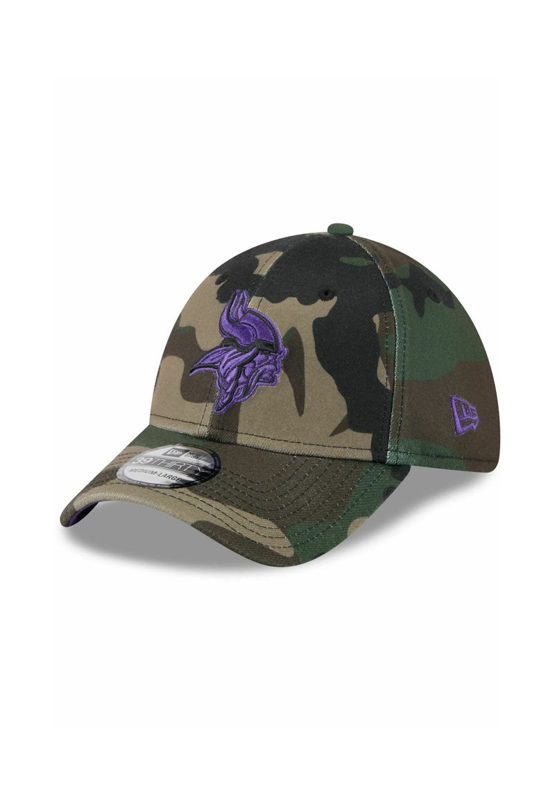 Casquette de baseball camouflée avec une couronne arrondie, logo Viking brodé en violet, ajustement flexible et visière plate. Fabriquée en tissu avec une finition texturée.