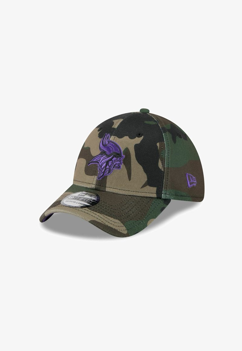 Casquette de baseball camouflée avec une couronne arrondie, logo Viking brodé en violet, ajustement flexible et visière plate. Fabriquée en tissu avec une finition texturée.