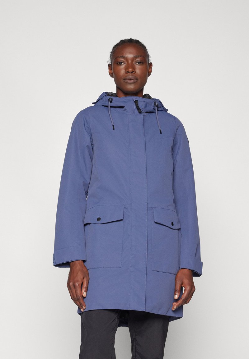 Parka impermeabile blu con cappuccio, zip frontale e due ampie tasche con pattina. Presenta cordini regolabili e una vestibilità leggermente rilassata.