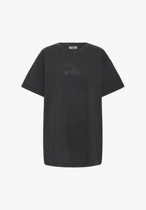 Camiseta negra de manga corta con cuello redondo, que presenta un texto sutil en tono tonal "BALL ALL BLACK" en el centro frontal.