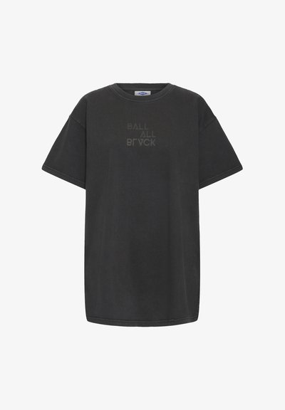 Must lühikeste varrukatega t-särk ümara kaelusega, ees keskel peene toonitooni tekstiga "BALL ALL BLACK".