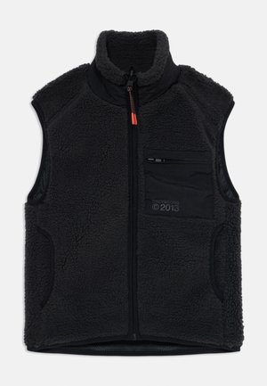 Dunkelgraue Fleece-Weste mit hohem Kragen, Reißverschluss, seitlichen Taschen und einer Brusttasche mit einem verborgenen Reißverschluss. Schwarze Akzente und Logo-Details.