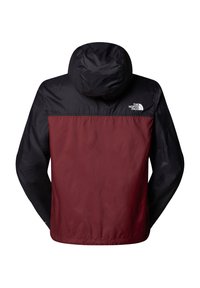 Giacca con la parte inferiore color marsala e la parte superiore nera, dotata di cappuccio e di un logo bianco in alto a sinistra. Realizzata in materiale leggero e liscio.