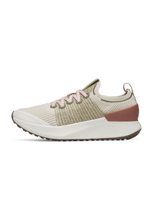 Hellbeige Strick-Sneaker mit pinkfarbenen Schnürsenkeln, weißer dicker Sohle, braunem Außensohlenprofil und rostfarbenem Fersenlasche vor weißem Hintergrund.