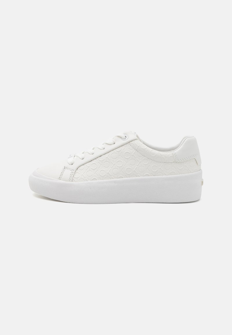 Weiße Sneaker mit einem strukturierten Muster an den Seiten, runder Zehenform, Schnürverschluss an der Vorderseite und einer dicken weißen soles. Glatte Lederelemente.