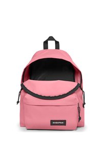 Růžový batoh s kulatým vrchem, černou vnitřní podšívkou, přední kapsou a nastavitelnými popruhy. Obsahuje značkovou etiketu s logem Eastpak.