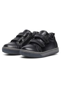 Scarpe in pelle nera con due cinturini regolabili in Velcro, punta rotonda e suola in gomma grigia caratterizzata da un battistrada testurizzato per una migliore aderenza.