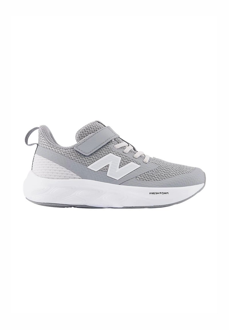 Chaussure de sport grise avec une tige en mesh, un col rembourré et une sangle Velcro. Dispose d'une semelle en mousse blanche avec "FRESH FOAM" imprimé.