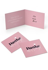 Rozā apsveikumu kartiņa atveras, lai atklātu ziņojumu. Priekšpusē ir vārds "Danke" melnā rakstā ar balta sirds akcentu. Iekšpusē ir vietas rakstīšanai.