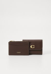 Braunes Leder-Wallet und Kartenetui-Set mit goldenen Akzenten. Das Kartenetui verfügt über einen Reißverschluss; das Wallet hat einen Klappverschluss und ein geprägtes Logo.