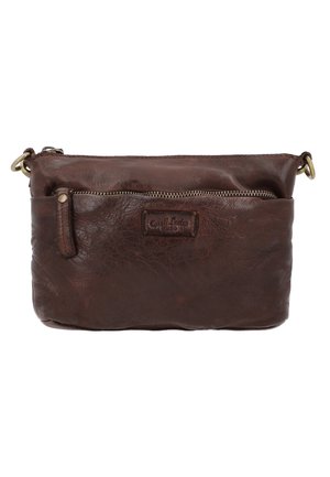 Braune Leder-Clutch mit strukturierten Oberflächen, ausgestattet mit einem Reißverschluss an der Oberseite und einer vorderen Reißverschlusstasche. Enthält einen kleinen Griff und ein Logo-Patch.