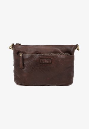Bruine leren clutch met een gestructureerd oppervlak, voorzien van een bovenste rits en een voorzak met rits. Inclusief een klein handvat en een logo-label.
