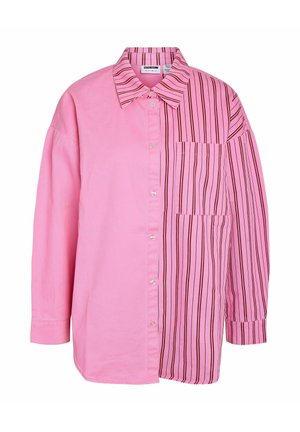 Nööpidega pikkade varrukatega särk, pool tahke roosa ja pool roosa vertikaalsete mustade triipudega, triibulise rinnatasku ja kraega.