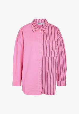 Nööpidega pikkade varrukatega särk, pool tahke roosa ja pool roosa vertikaalsete mustade triipudega, triibulise rinnatasku ja kraega.