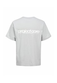 Lys grå bomulds t-shirt med korte ærmer, afslappet pasform og "project core CREATIVE DEPT." trykt i hvidt på ryggen.