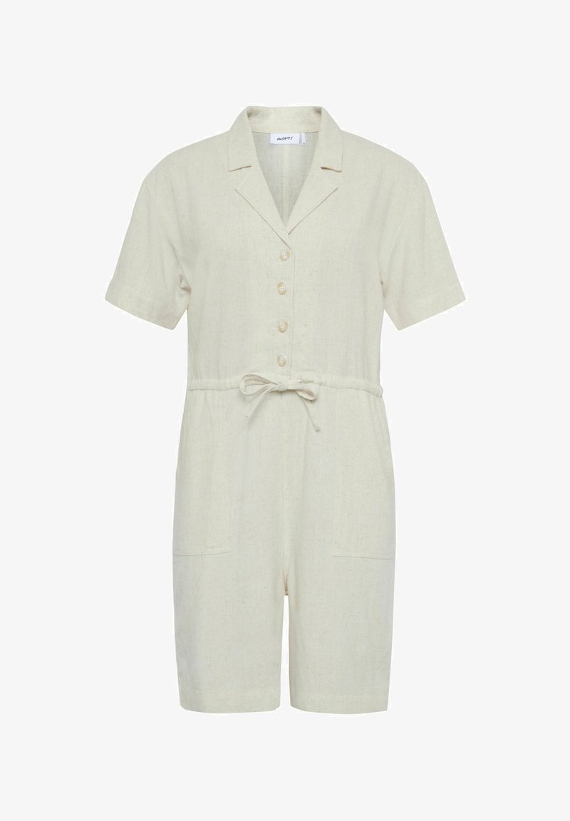 Mono corto de lino beige con cuello tipo polo, botones frontales, cinturilla ajustable y dos bolsillos laterales. La tela tiene una apariencia texturizada.