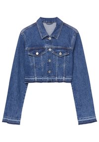 Chaqueta de mezclilla recortada en azul medio, con mangas largas, dos bolsillos en el pecho, botones plateados y costuras en contraste a lo largo de las costuras.