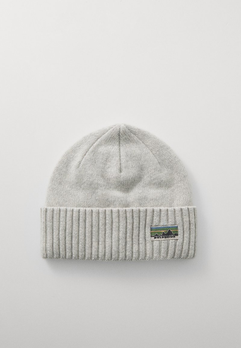 Bonnet en tricot gris avec un revers côtelé et un patch rectangulaire présentant des montagnes et le mot "Patagonia" en bleu et vert.