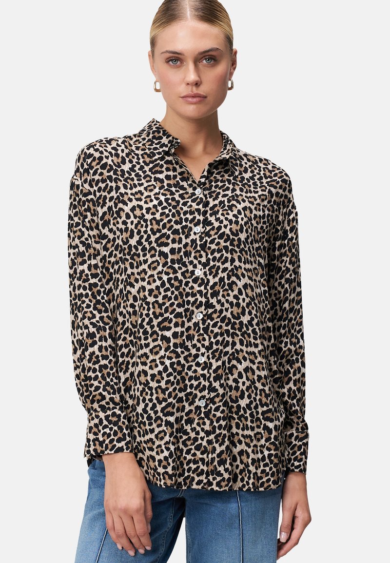 Leopardprint knopenhemd van zacht stof, met een kraag, lange mouwen en een losse pasvorm. Witte knopen contrasteren met het patroon.