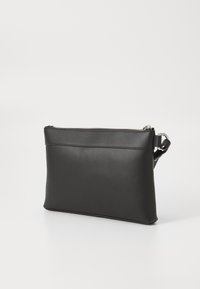 Clutch in pelle nera con una texture liscia, chiusura con zip e accessori in argento. Presenta un design semplice, rettangolare, con una silhouette piatta.