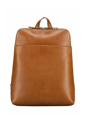 Hellbrauner Leder-Rucksack mit Tragegriff oben und Reißverschluss, glatter Oberfläche und dezent geprägt eingebettetem Markenlogo nahe der unteren Mitte.