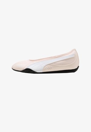 Ballerine rose clair avec détail de rayure blanche et semelle noire, design élégant et profil bas pour un usage quotidien.