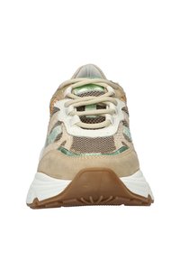 Beige Wildlederschuh mit Netzeinsätzen, grünen Akzenten und beigen Schnürsenkeln. Verfügt über eine weiße Zwischensohle und eine strukturierte Gummisohle.