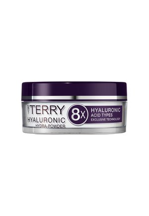 Barattolo di vetro trasparente con un coperchio viola. L'etichetta mostra "BY TERRY HYALURONIC HYDRA-POWDER" e "8X TIPI DI ACIDO IALURONICO." Design semplice.