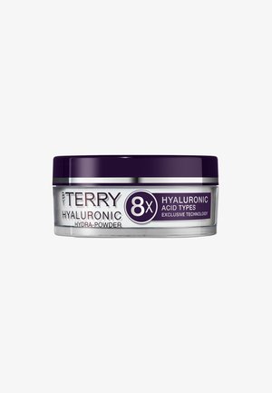 Heldere glazen pot met een paarse deksel. Etiket toont "BY TERRY HYALURONIC HYDRA-POWDER" en "8X HYALURONIC ACID TYPES." Eenvoudig ontwerp.