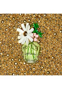 Groene glazen parfumfles met een florale dop, versierd met witte en roze bloemen en groene bladeren, omringd door glanzende gouden kralen.