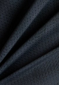 Tela de azul marino oscuro con superficie texturizada, que presenta un patrón sutil de pequeños puntos dispuestos en orientación diagonal.