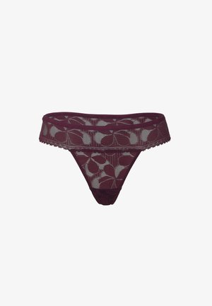 String in pizzo borgogna con motivo floreale, dotato di una ampia vita e bordi ondulati. Il materiale è trasparente con una finitura texturizzata.