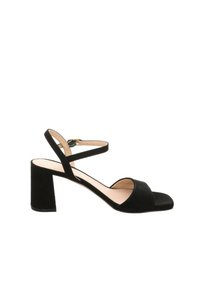 Czarne sandały na obcasie wykonane z miękkiego materiału, ze kwadratowym noskiem, szerokim paskiem na stopie i regulowanym paskiem w okolicy kostki. Design na słupku.