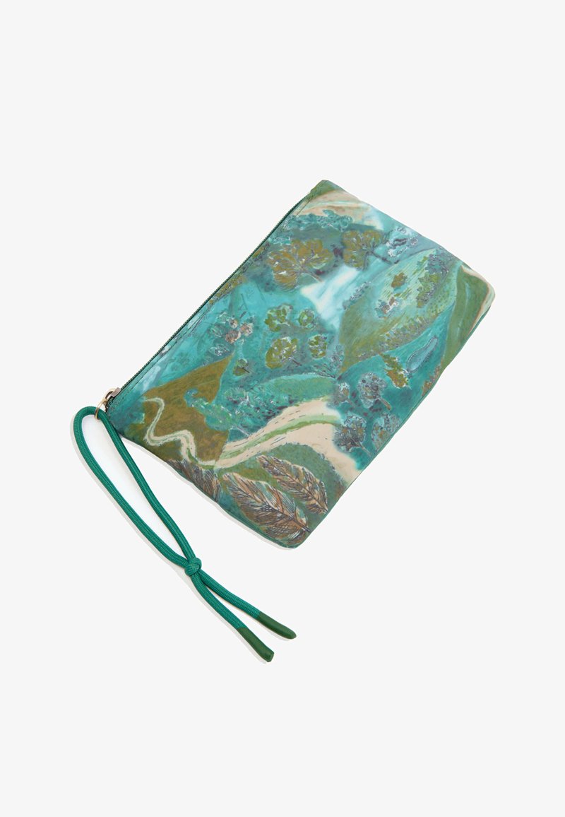 Petit pochon rectangulaire pour poignet avec fermeture éclair verte et bandoulière, présentant des motifs abstraits de feuilles et de fleurs dans des nuances de sarcelle, vert et beige.