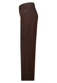 Bruine katoenen broek met een rechte pasvorm, voorzien van een klassieke tailleband, een achterzak en subtiele stiksel details. Overal een gladde textuur.