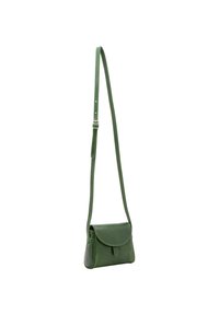Borsa a tracolla in pelle verde con forma arrotondata, patta pieghevole, tracolla regolabile e dettagli di cucitura visibili. Texture liscia.