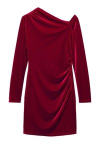 Robe en velours rouge à manches longues, encolure asymétrique et texture froncée sur le côté. Tissu lisse et brillant avec une silhouette ajustée.