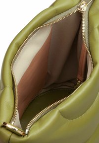 Borsa a tracolla di colore verde oliva in pelle con zip dorata. Interno foderato in tessuto beige e tasca marrone. Texture morbida e liscia con forma arrotondata.