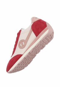 Baskets avec une tige en mesh et en suede dans des nuances de rouge et de beige, une semelle en caoutchouc texturée et un détail de logo circulaire sur le côté.