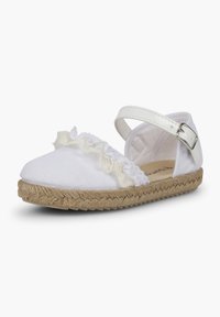 Espadrille bianca in tessuto con dettaglio arricciato; suola in juta intrecciata; cinturino regolabile con fibbia metallica; design a punta rotonda.