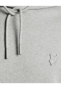 Felpa grigia in morbido tessuto, dotata di tasca a marsupio, cordini regolabili con punte grigie e un piccolo logo ricamato.