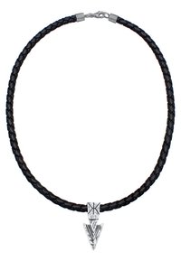 Schwarze geflochtene Lederkette mit einem silbernen geometrischen Anhänger in dreieckiger Form und strukturierten Oberfläche. Sichere Verschlusskonstruktion.